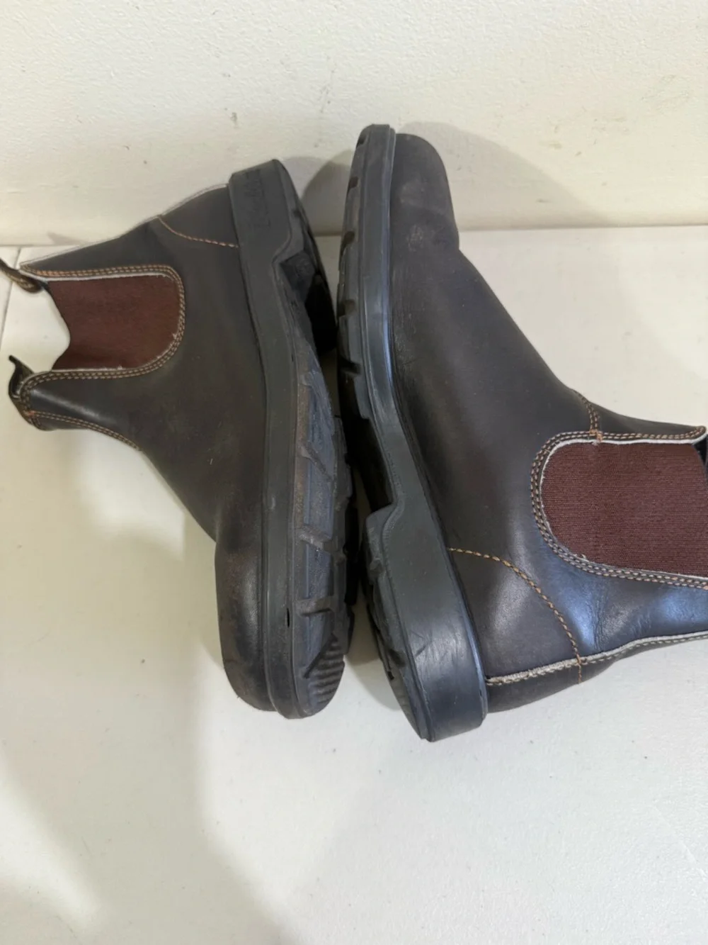 Blundstone Brown Chelsea Pull-On Boots with Tan Panels